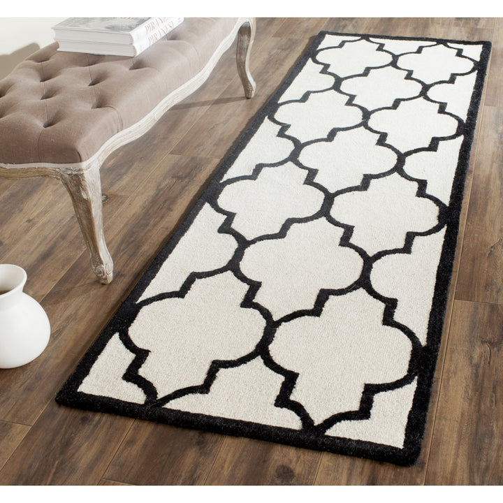 SAFAVIEH Cambridge CAM134W Handmade Ivory / Black Rug Image 3