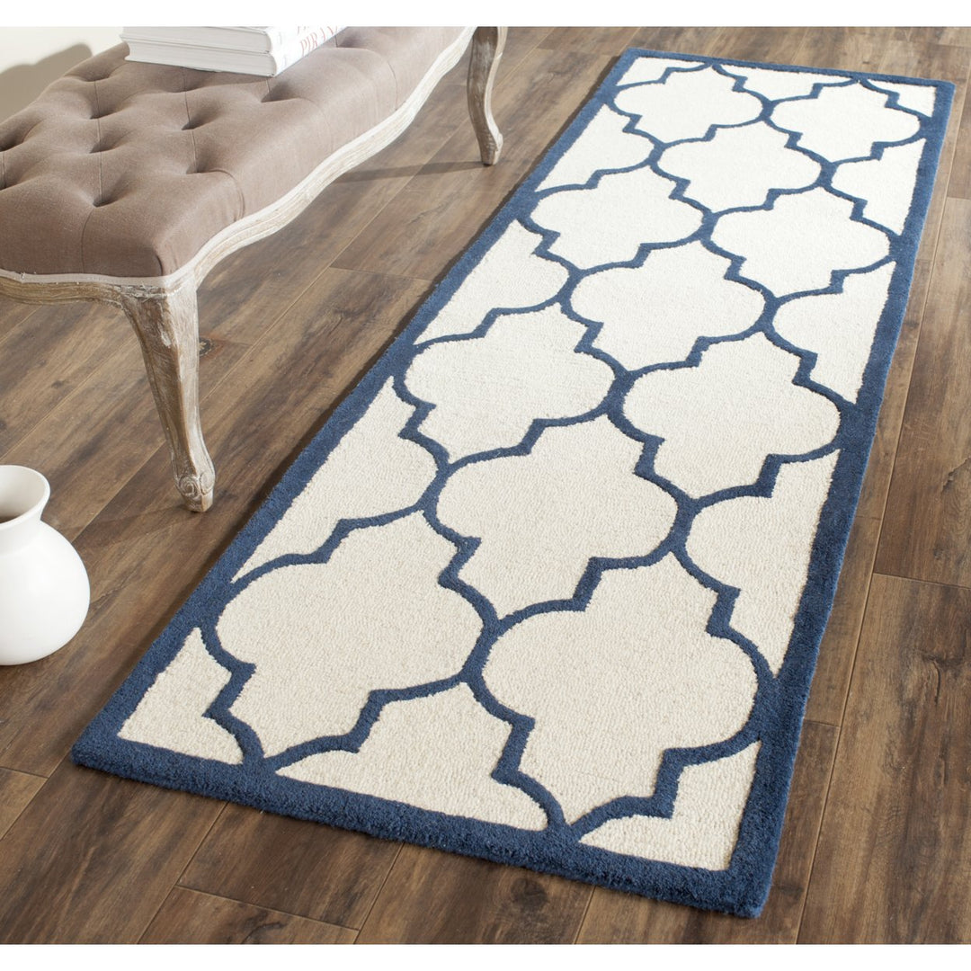 SAFAVIEH Cambridge CAM134Z Handmade Ivory / Navy Rug Image 3