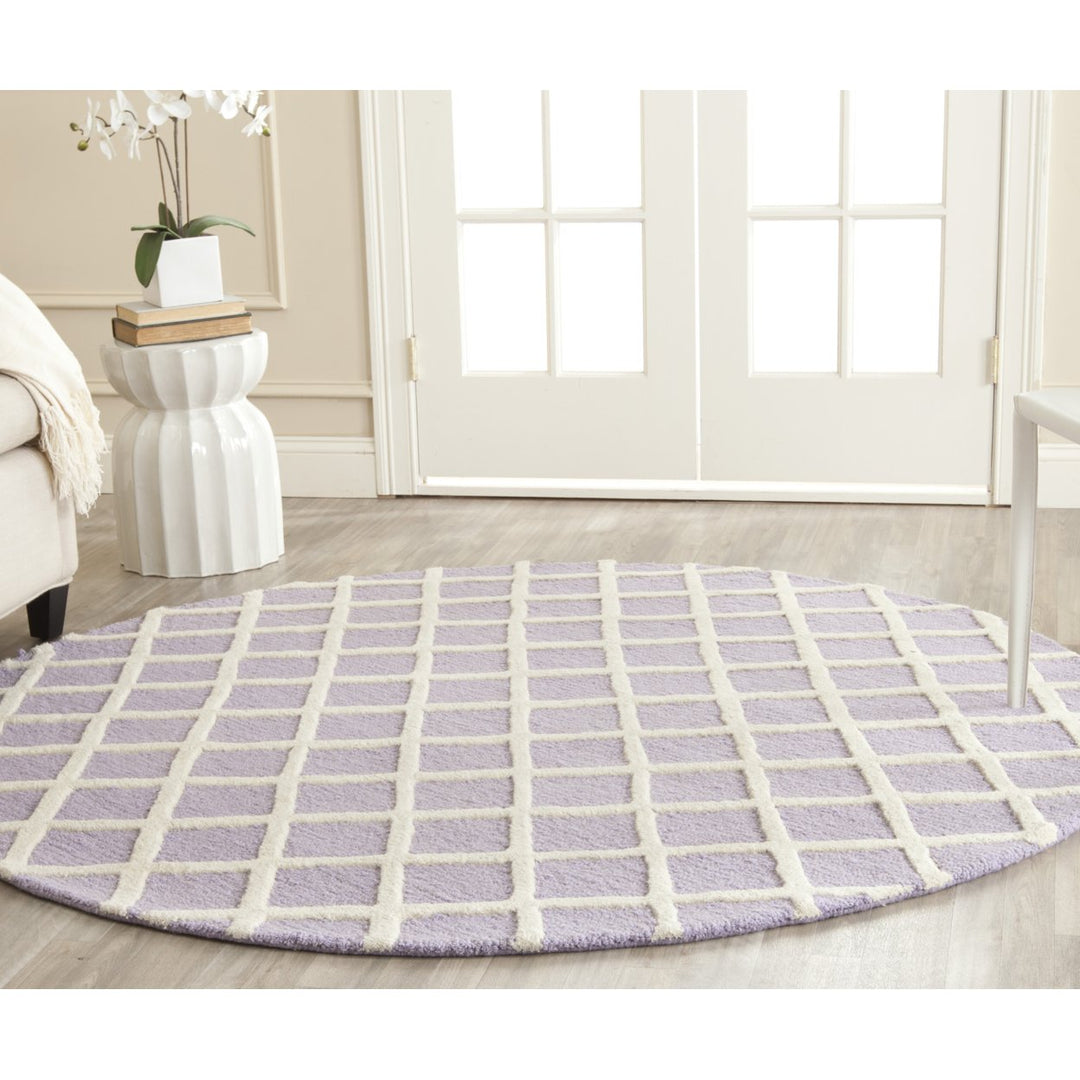 SAFAVIEH Cambridge CAM135C Lavender / Ivory Rug Image 2