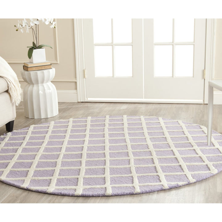 SAFAVIEH Cambridge CAM135C Lavender / Ivory Rug Image 2