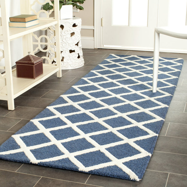 SAFAVIEH Cambridge CAM135G Handmade Navy / Ivory Rug Image 3