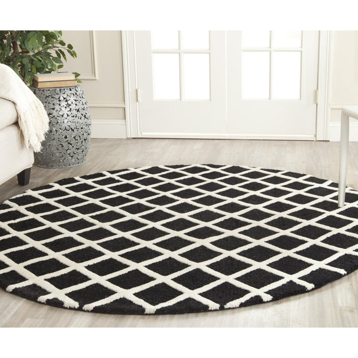 SAFAVIEH Cambridge CAM135E Handmade Black / Ivory Rug Image 9