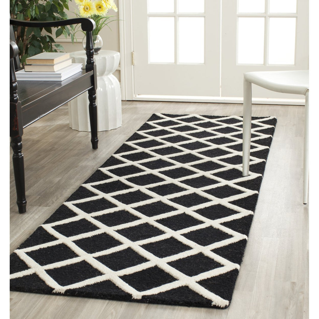 SAFAVIEH Cambridge CAM135E Handmade Black / Ivory Rug Image 10