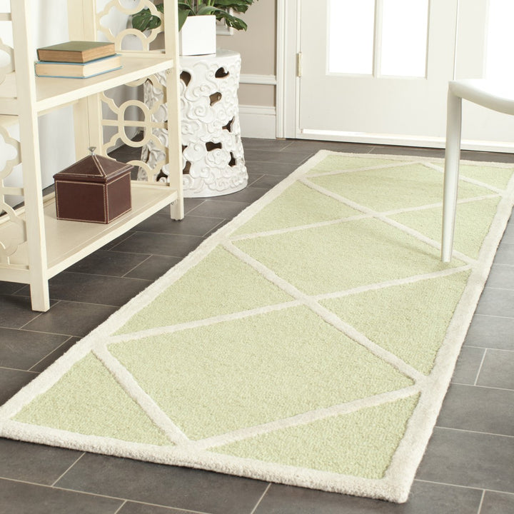 SAFAVIEH Cambridge CAM136B Light Green / Ivory Rug Image 3