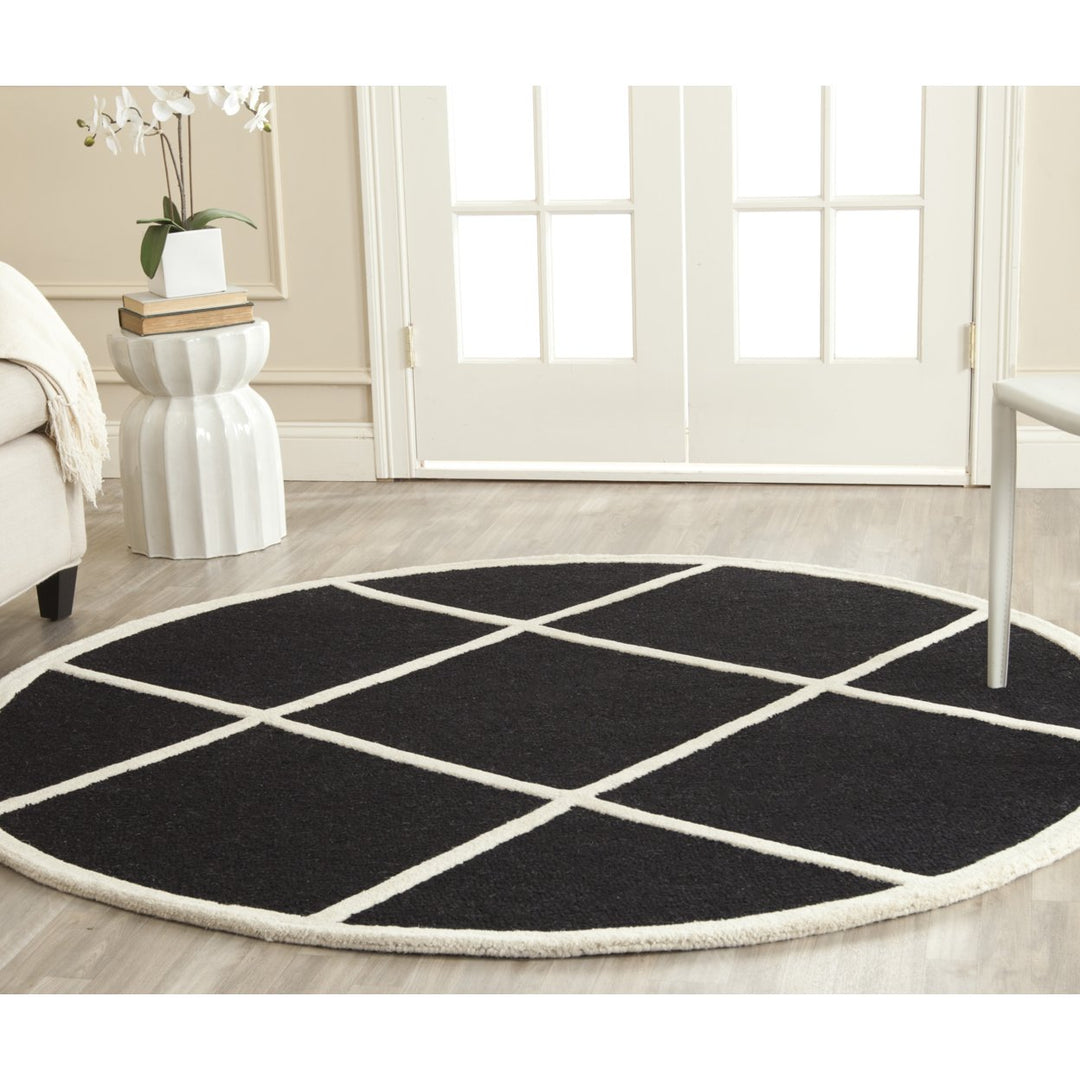 SAFAVIEH Cambridge CAM136E Handmade Black / Ivory Rug Image 2