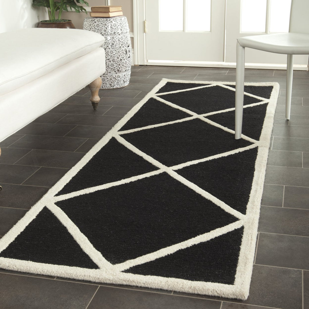 SAFAVIEH Cambridge CAM136E Handmade Black / Ivory Rug Image 3