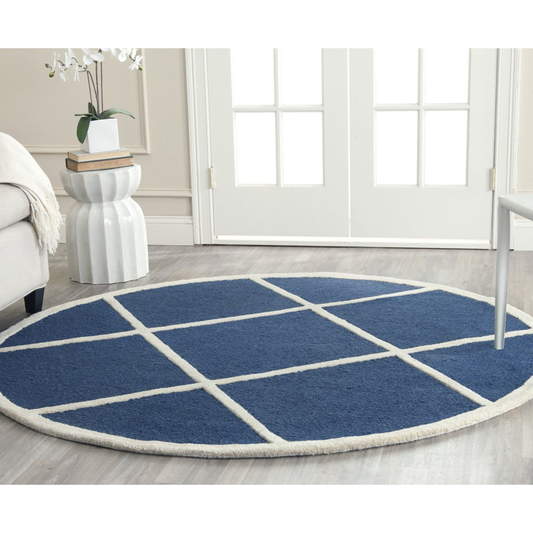 SAFAVIEH Cambridge CAM136G Handmade Navy / Ivory Rug Image 2