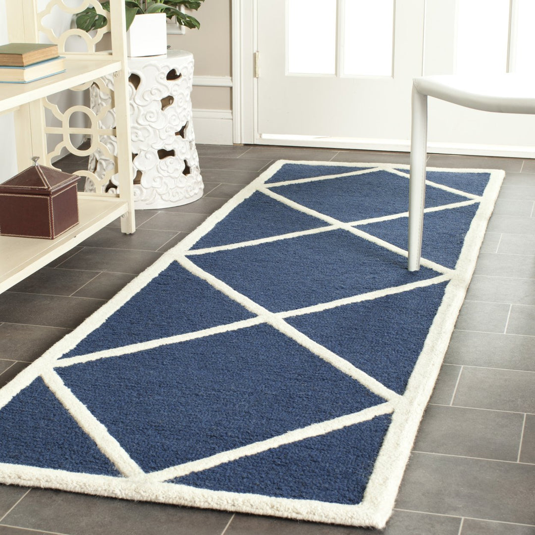 SAFAVIEH Cambridge CAM136G Handmade Navy / Ivory Rug Image 3