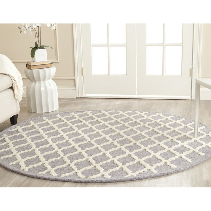 SAFAVIEH Cambridge CAM137D Handmade Silver /Ivory Rug Image 2