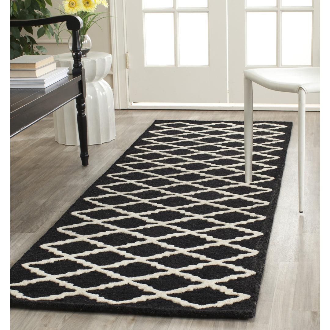 SAFAVIEH Cambridge CAM137E Handmade Black / Ivory Rug Image 3