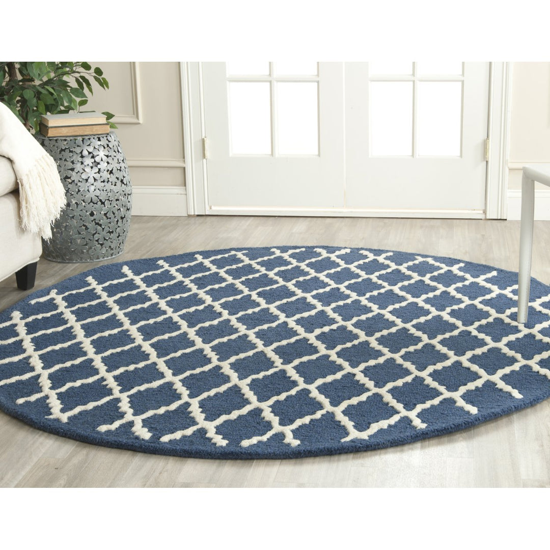 SAFAVIEH Cambridge CAM137G Handmade Navy / Ivory Rug Image 2