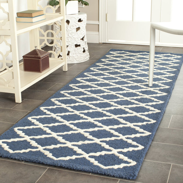 SAFAVIEH Cambridge CAM137G Handmade Navy / Ivory Rug Image 3