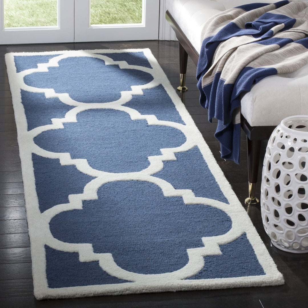 SAFAVIEH Cambridge CAM140G Handmade Navy / Ivory Rug Image 3