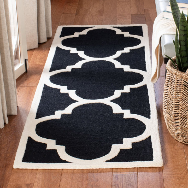 SAFAVIEH Cambridge CAM140E Handmade Black / Ivory Rug Image 11