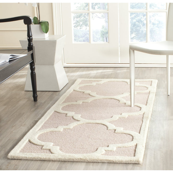 SAFAVIEH Cambridge CAM140M Light Pink / Ivory Rug Image 3