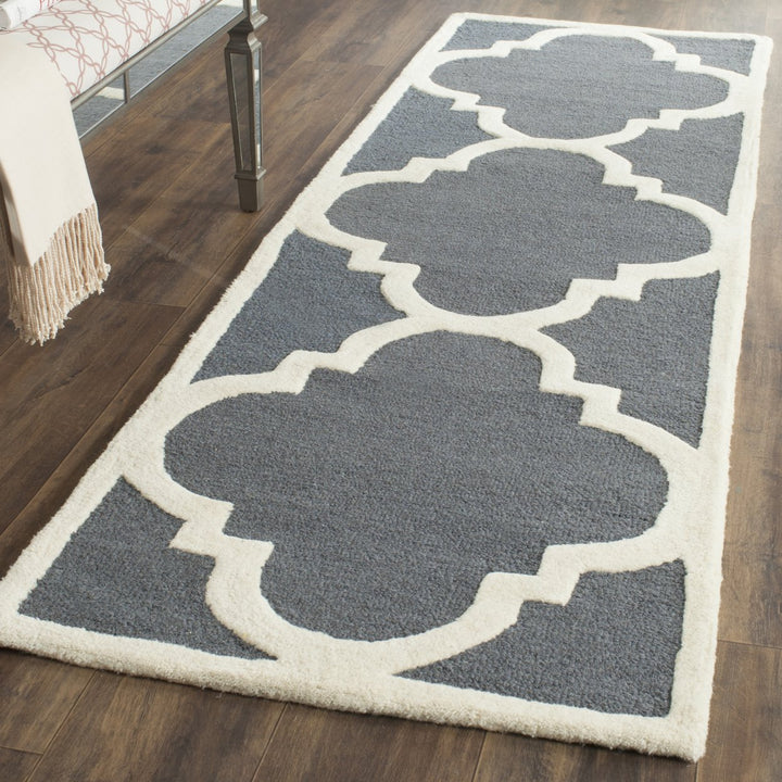 SAFAVIEH Cambridge CAM140X Dark Grey / Ivory Rug Image 3