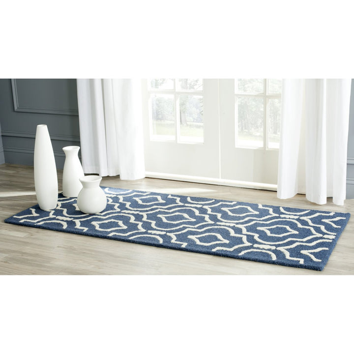 SAFAVIEH Cambridge CAM141G Navy Blue / Ivory Rug Image 3