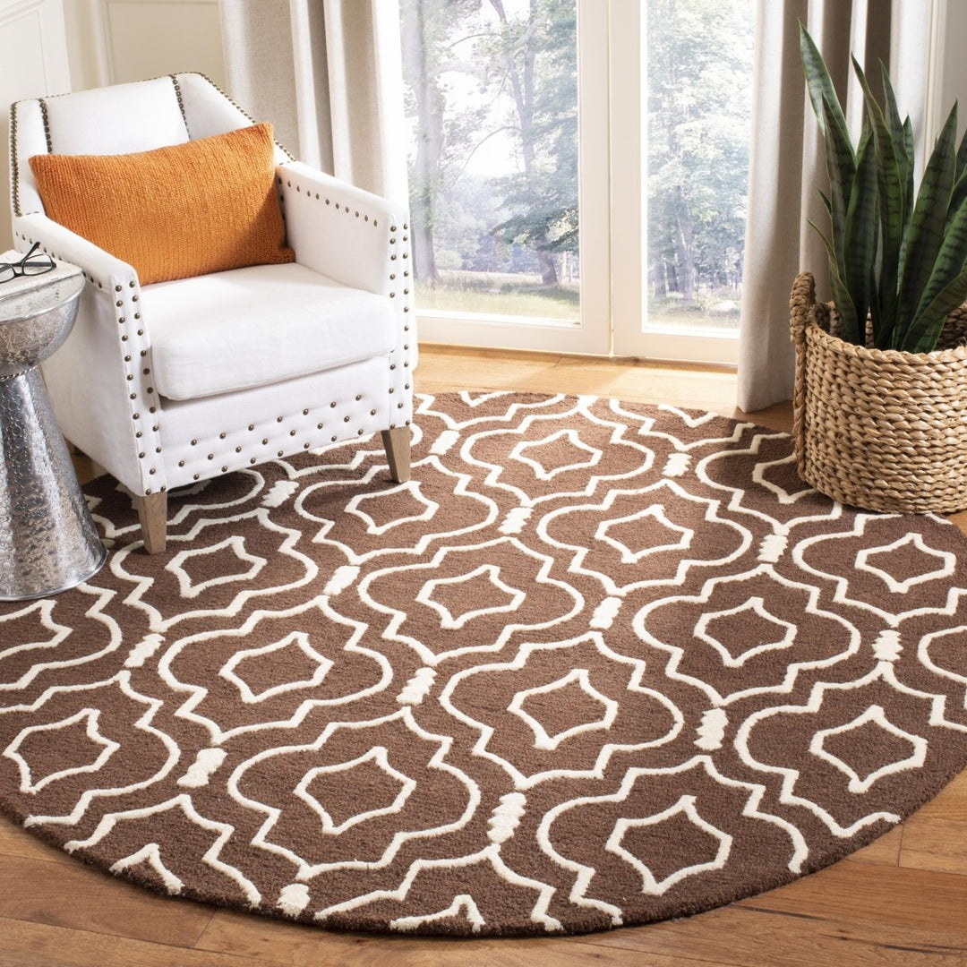 SAFAVIEH Cambridge CAM141H Dark Brown / Ivory Rug Image 2