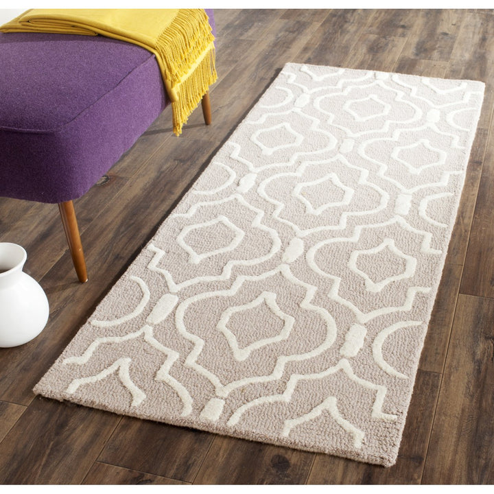 SAFAVIEH Cambridge CAM141J Handmade Beige / Ivory Rug Image 3