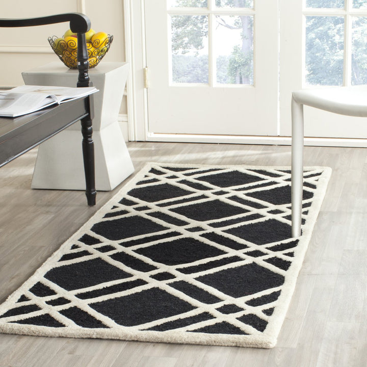 SAFAVIEH Cambridge CAM142E Handmade Black / Ivory Rug Image 3