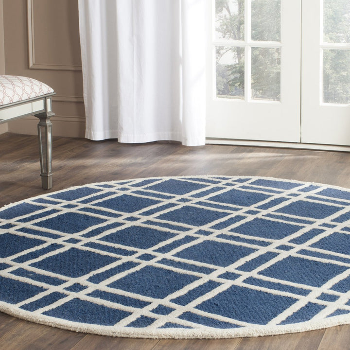 SAFAVIEH Cambridge CAM142G Navy Blue / Ivory Rug Image 2