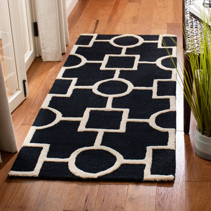 SAFAVIEH Cambridge CAM143E Handmade Black / Ivory Rug Image 3