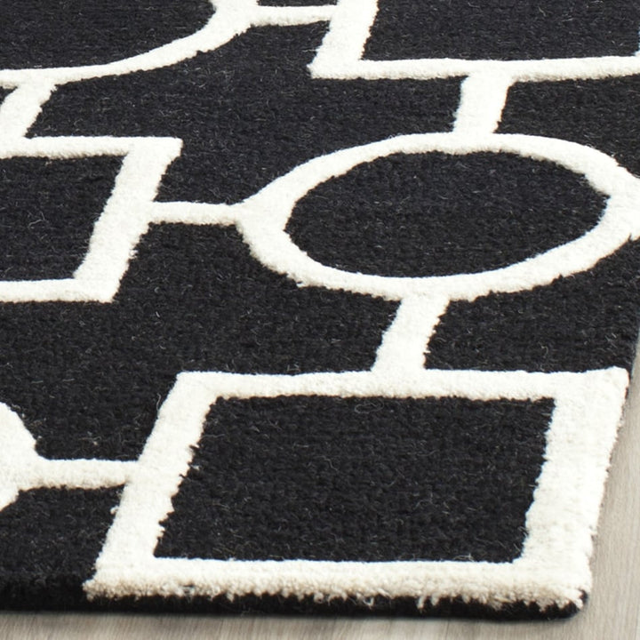 SAFAVIEH Cambridge CAM143E Handmade Black / Ivory Rug Image 7