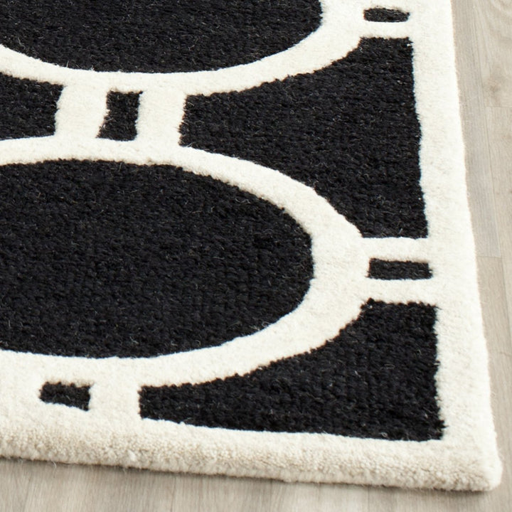 SAFAVIEH Cambridge CAM145E Handmade Black / Ivory Rug Image 6