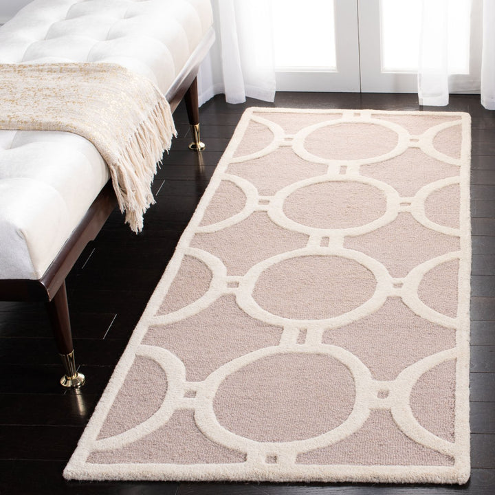 SAFAVIEH Cambridge CAM145J Handmade Beige / Ivory Rug Image 3