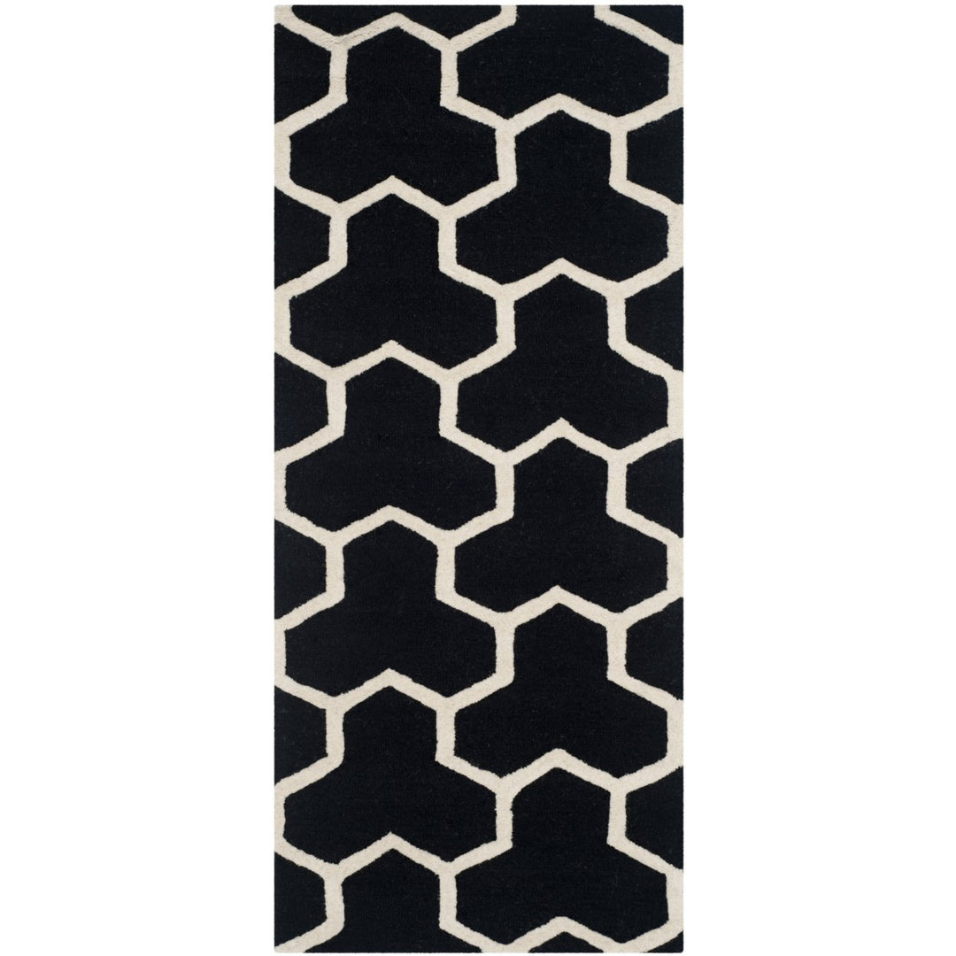 SAFAVIEH Cambridge CAM146E Handmade Black / Ivory Rug Image 4