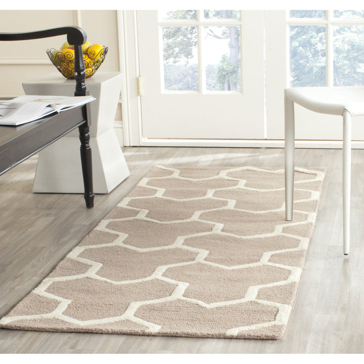 SAFAVIEH Cambridge CAM146J Handmade Beige / Ivory Rug Image 3