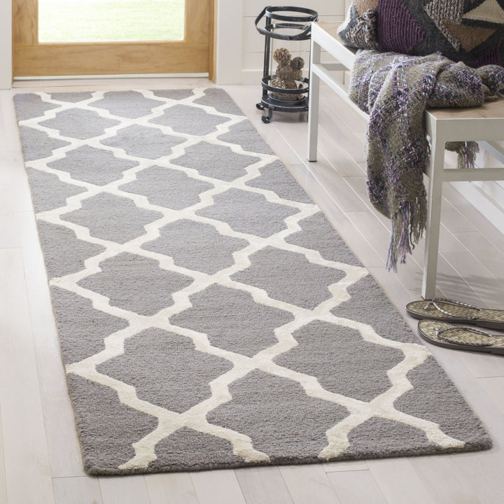 SAFAVIEH Cambridge CAM155D Handmade Grey / Ivory Rug Image 3