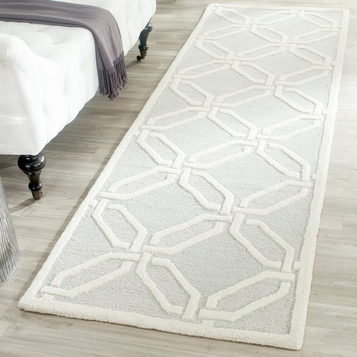 SAFAVIEH Cambridge CAM311L Light Grey / Ivory Rug Image 3