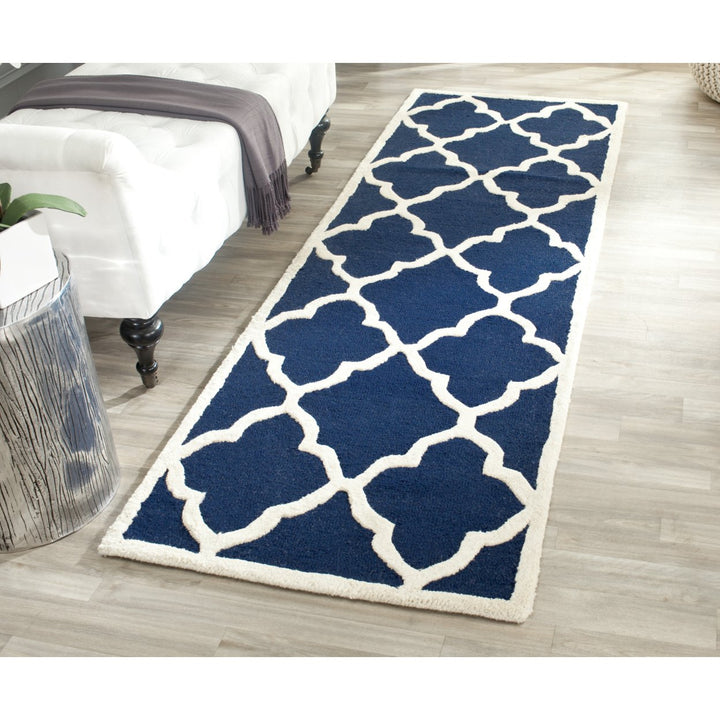 SAFAVIEH Cambridge CAM312M Handmade Navy / Ivory Rug Image 3