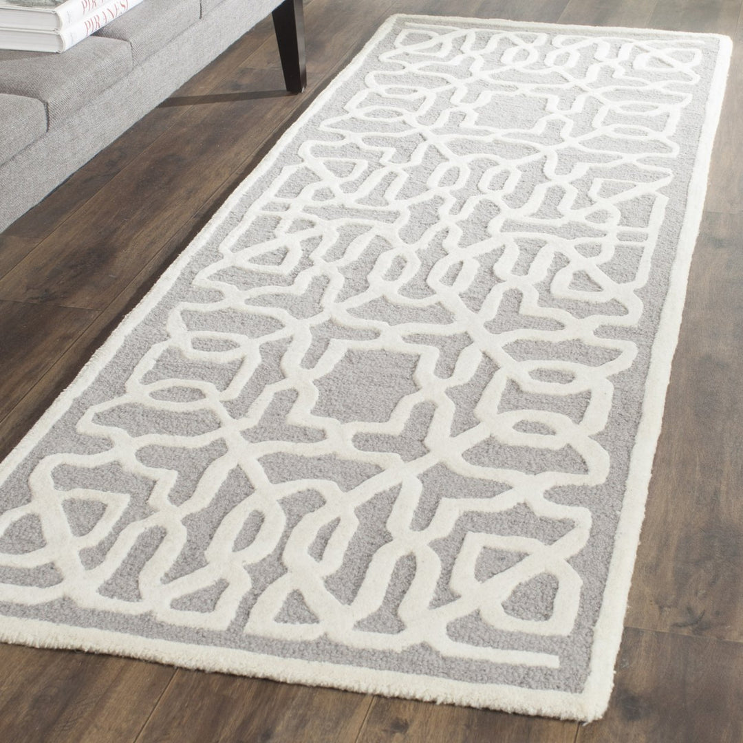 SAFAVIEH Cambridge CAM570D Handmade Silver /Ivory Rug Image 3