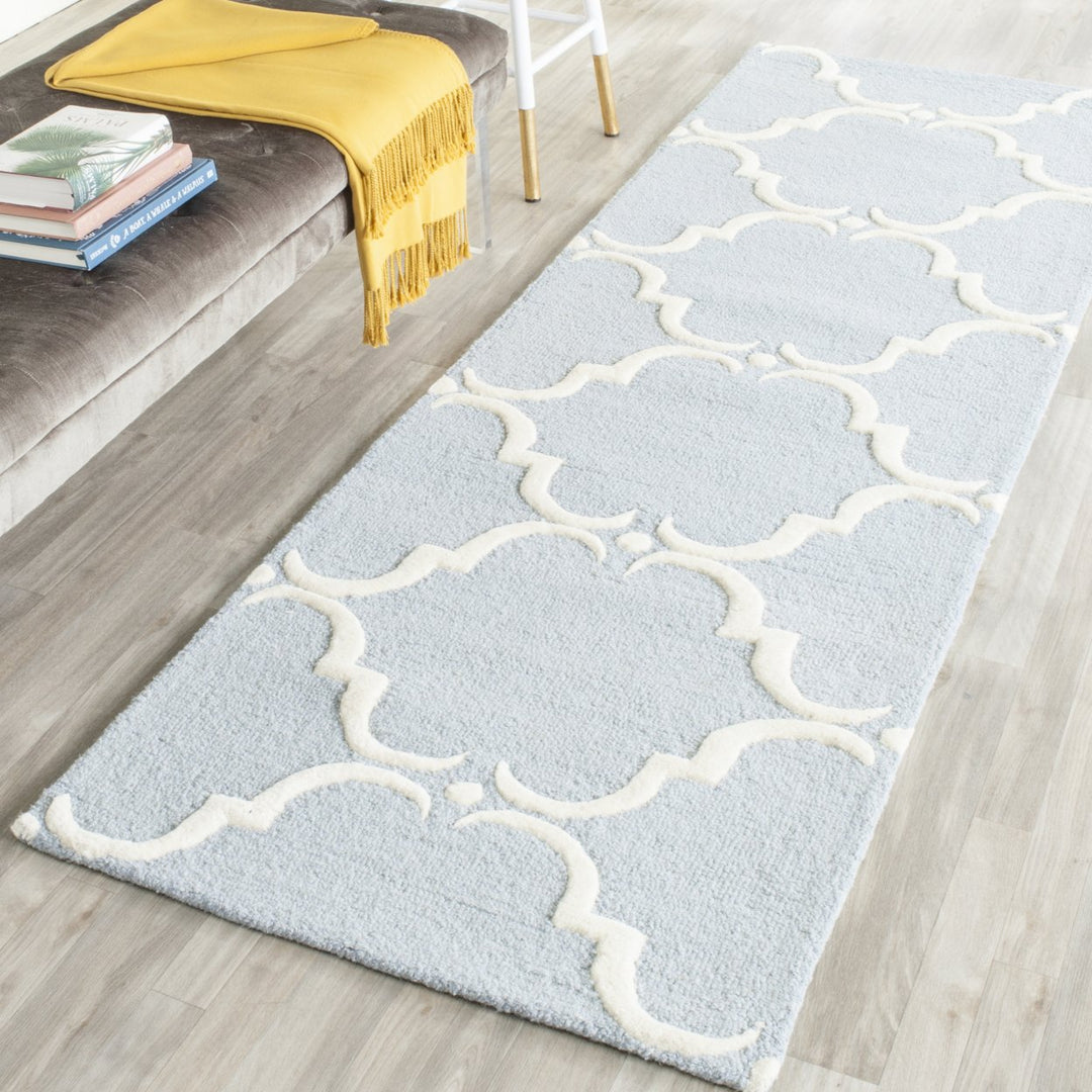 SAFAVIEH Cambridge CAM703B Handmade Blue / Ivory Rug Image 3