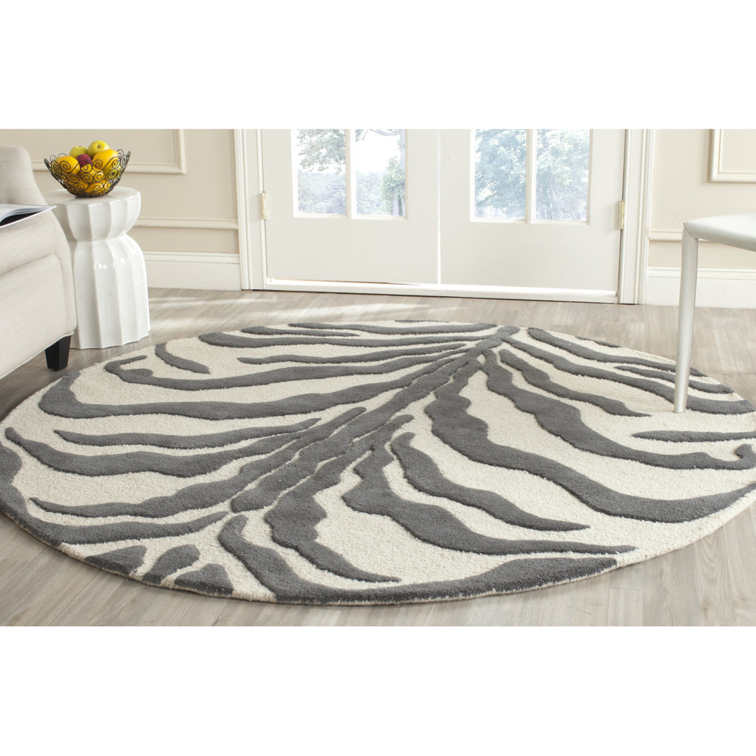 SAFAVIEH Cambridge CAM709A Ivory / Dark Grey Rug Image 2