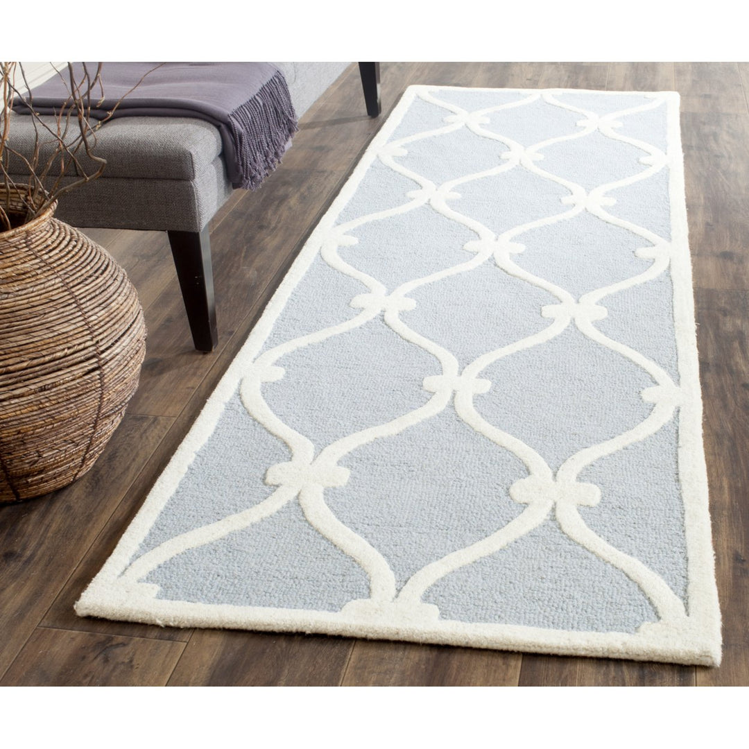 SAFAVIEH Cambridge CAM710B Handmade Blue / Ivory Rug Image 3