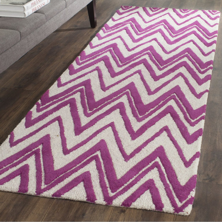 SAFAVIEH Cambridge CAM711F Ivory / Fuchsia Rug Image 3