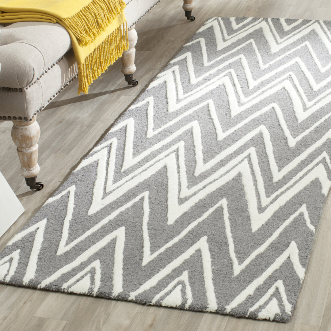 SAFAVIEH Cambridge CAM711D Dark Grey / Ivory Rug Image 3