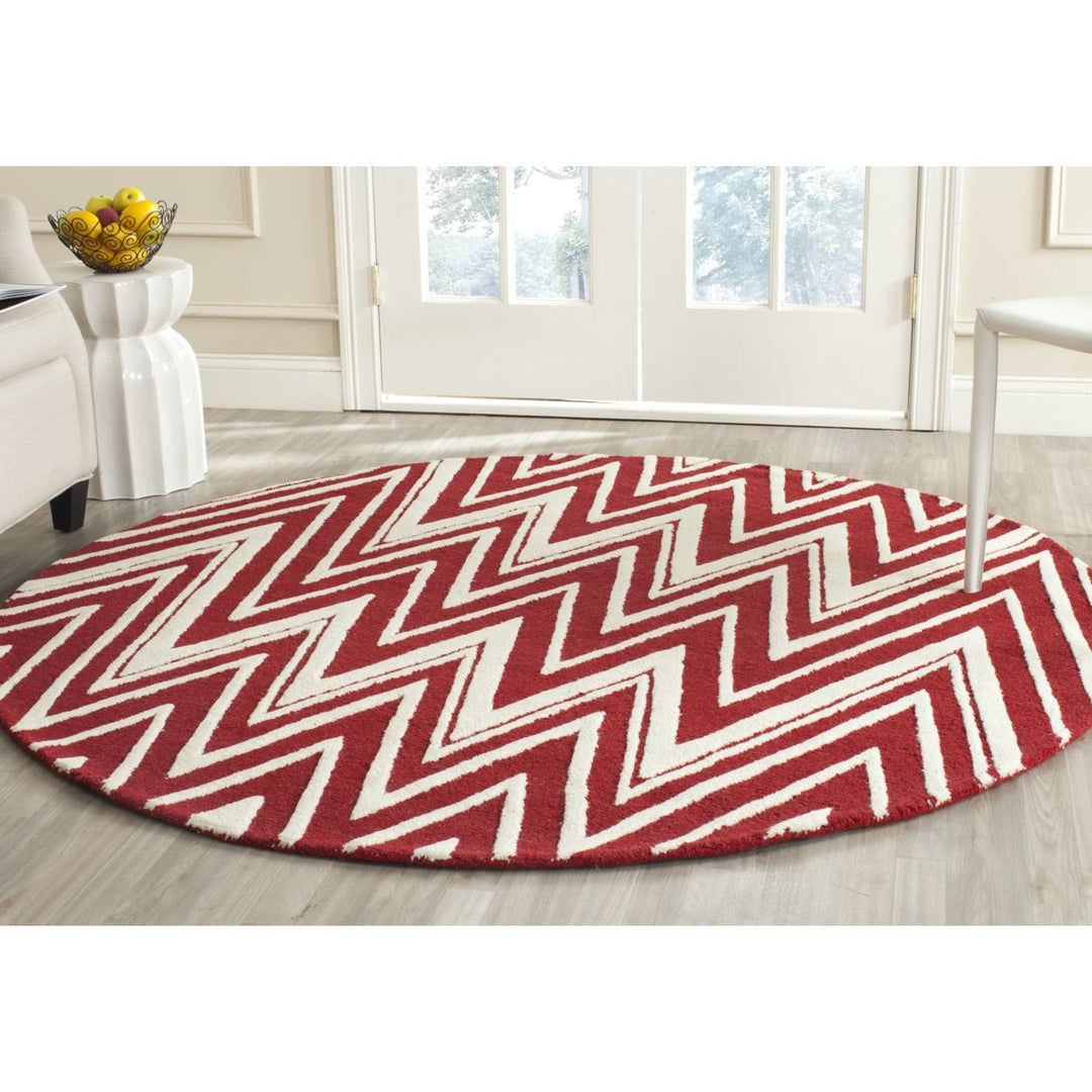 SAFAVIEH Cambridge CAM711H Handmade Red / Ivory Rug Image 2