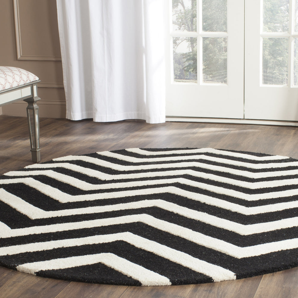 SAFAVIEH Cambridge CAM714K Handmade Black / Ivory Rug Image 2