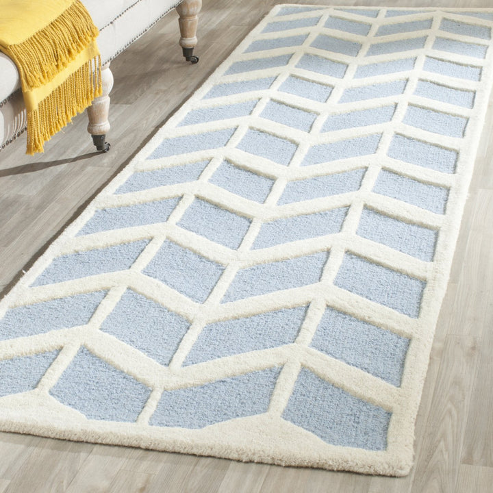 SAFAVIEH Cambridge CAM718B Handmade Blue / Ivory Rug Image 3