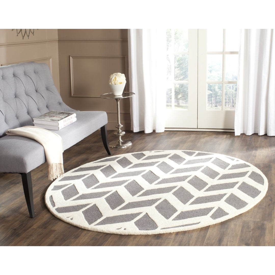 SAFAVIEH Cambridge CAM718D Dark Grey / Ivory Rug Image 2