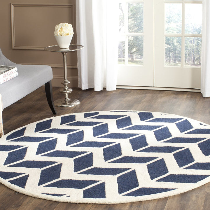 SAFAVIEH Cambridge CAM718M Handmade Navy / Ivory Rug Image 2