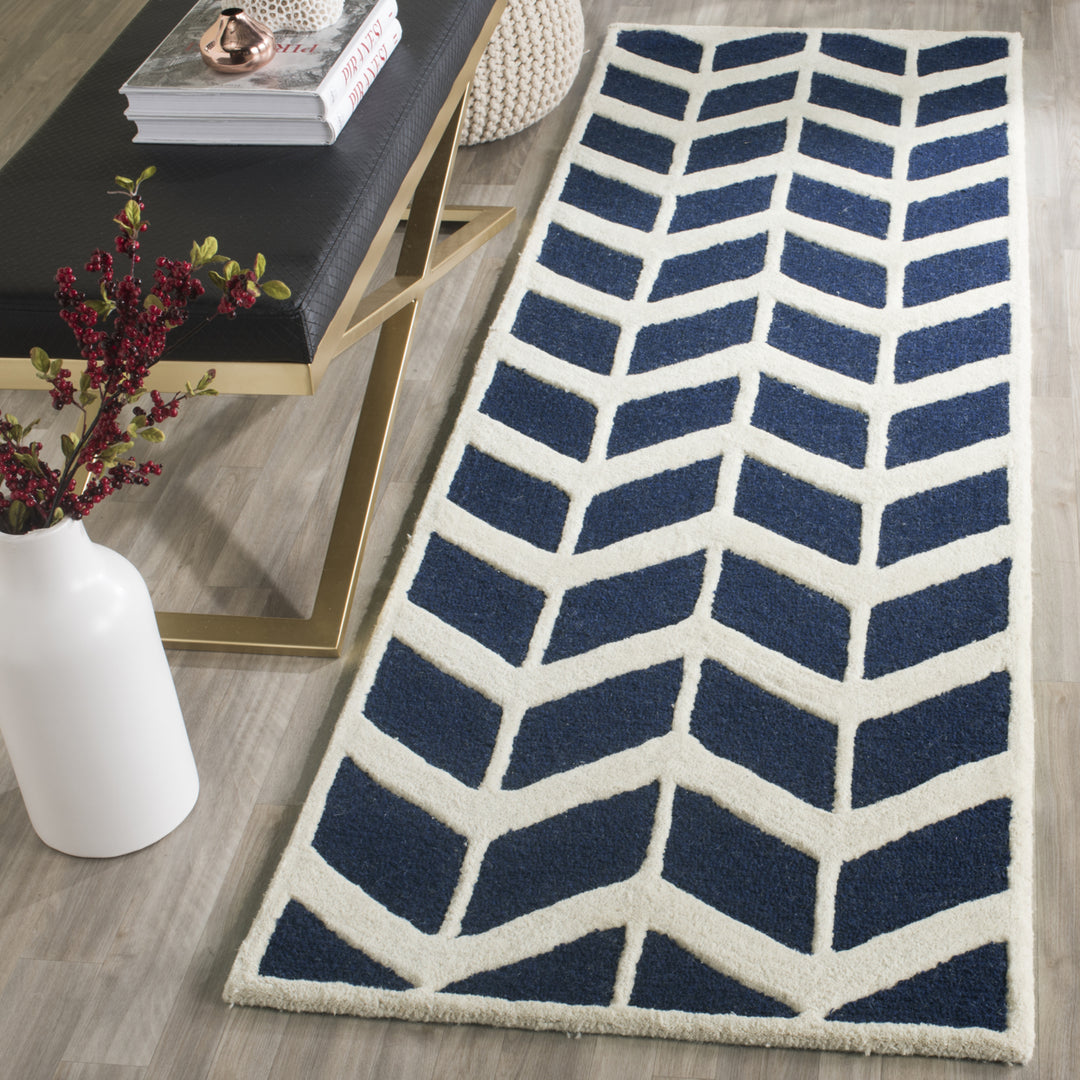 SAFAVIEH Cambridge CAM718M Handmade Navy / Ivory Rug Image 3