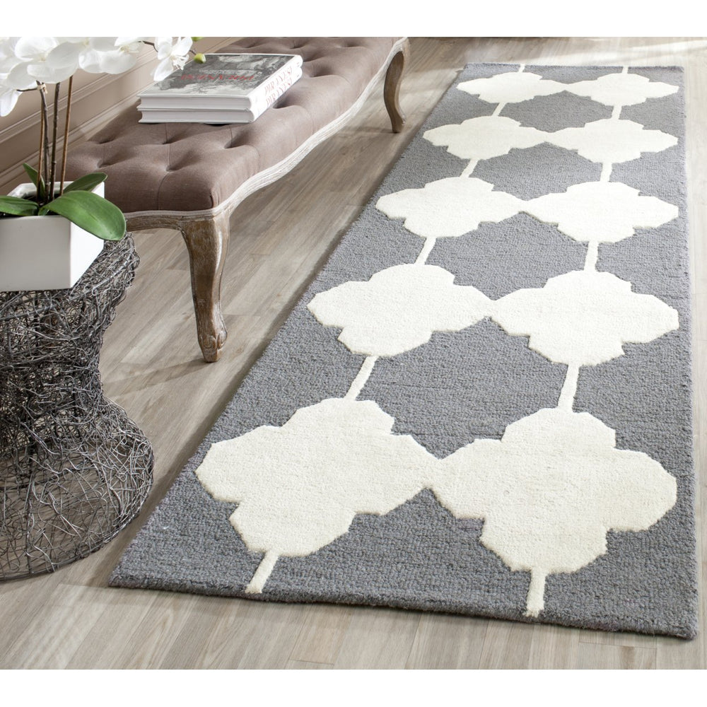 SAFAVIEH Cambridge CAM719D Dark Grey / Ivory Rug Image 2