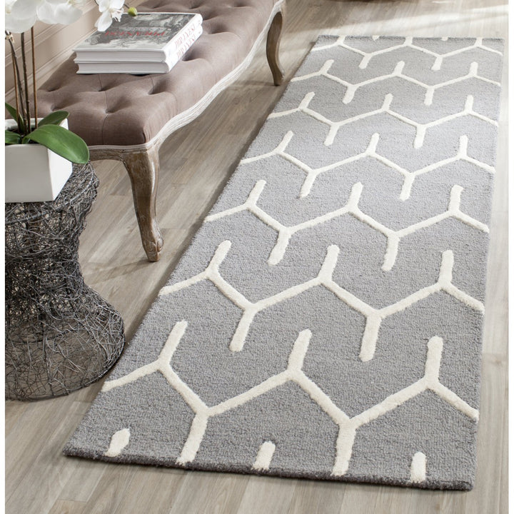 SAFAVIEH Cambridge CAM720D Dark Grey / Ivory Rug Image 2