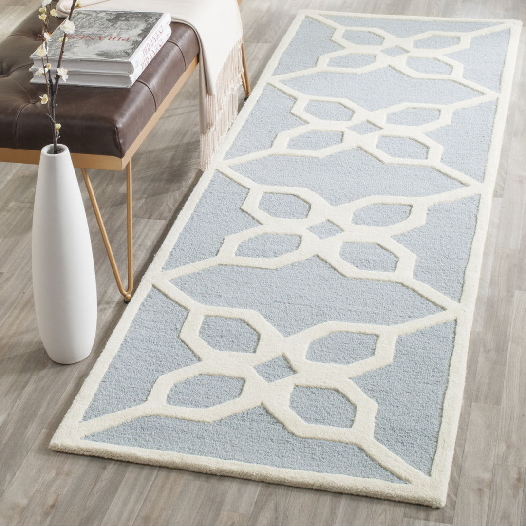 SAFAVIEH Cambridge CAM722B Handmade Blue / Ivory Rug Image 2