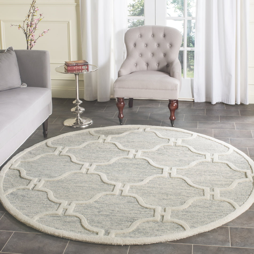 SAFAVIEH Cambridge CAM727G Light Grey / Ivory Rug Image 2